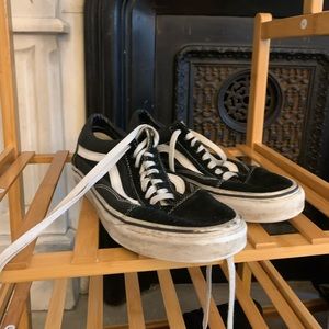 CLASSIC BLACK AND WHITE LOW TOP VANS